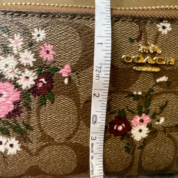 Coach NWOT Coach wallet long zip around floral wristlet - Picture 11 of 12
